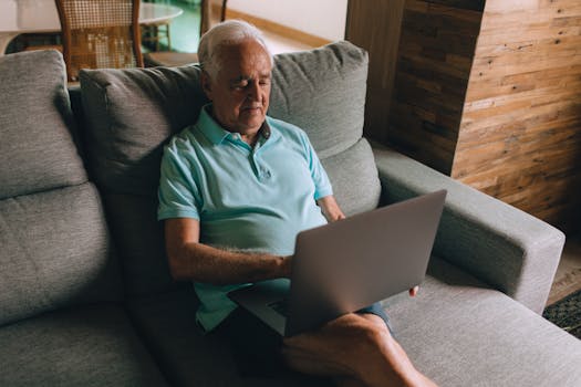 Retiree using a laptop to compare mortgage rates